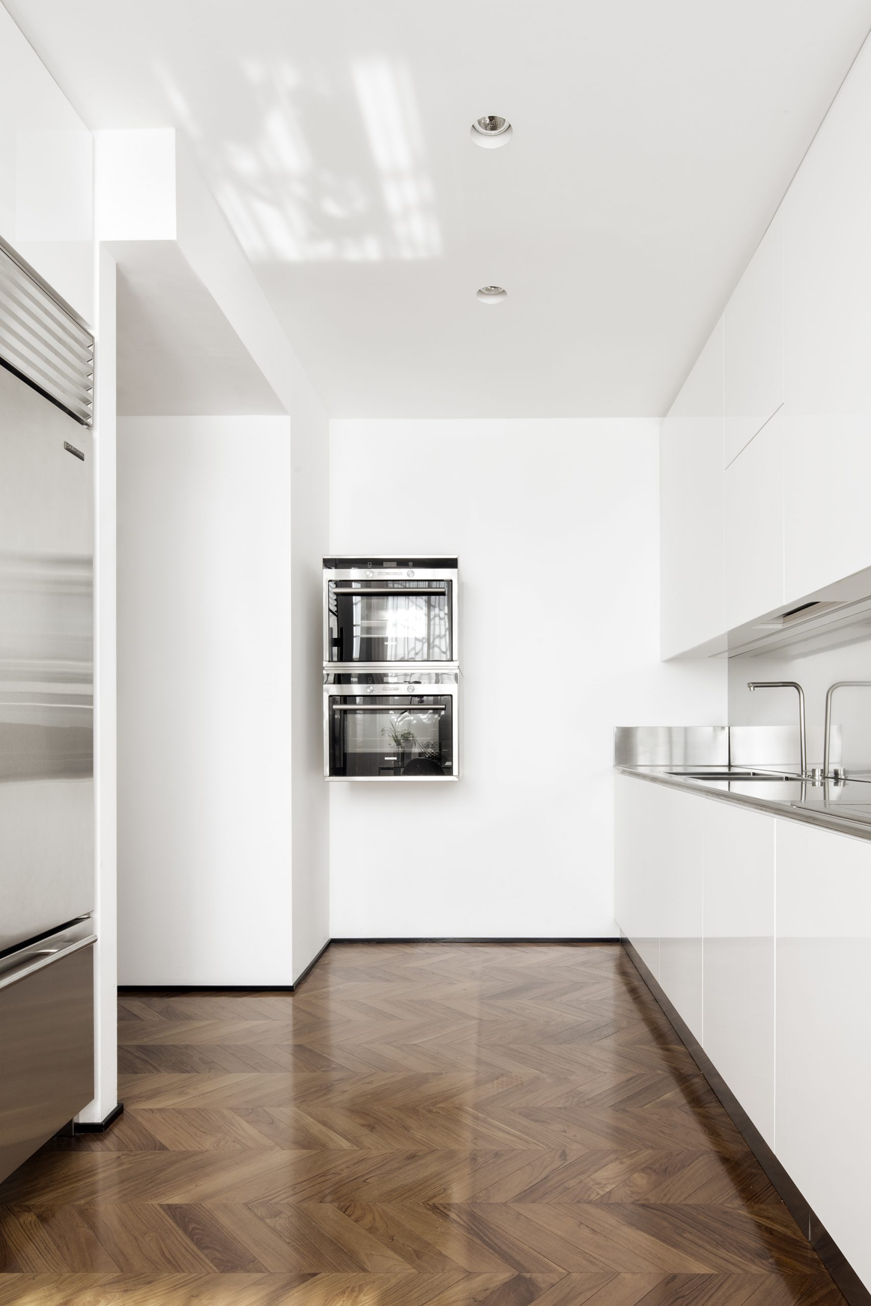 0149_fontanili_smarch_architects_interior_design_white_kitchen_appartment_milano_L